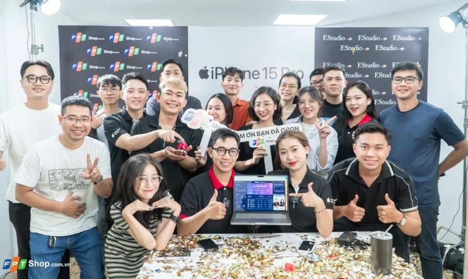 "Chiến thần” đã làm gì khiến dân mạng đảo điên mua sắm đến vậy? - Hình 2 Sự kiện livestream mở bán iPhone 15 trên TikTok Shop của FPT Shop. Ảnh: FPT Shop.