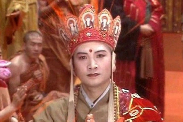 Duong Tang dung truoc Phat To chi la mot linh hon?