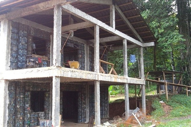 Ngôi nhà độc đáo tại Panama được làm từ một triệu chai nhựa - Hình 3 Ngoi nha doc dao tai Panama duoc lam tu mot trieu chai nhua-Hinh-3