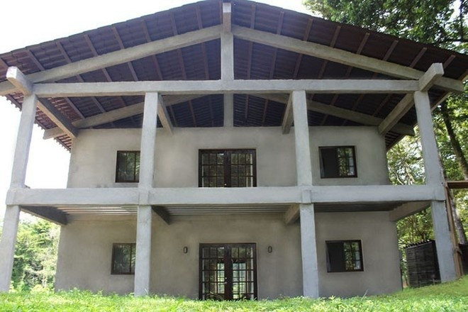 Ngôi nhà độc đáo tại Panama được làm từ một triệu chai nhựa - Hình 4 Ngoi nha doc dao tai Panama duoc lam tu mot trieu chai nhua-Hinh-4