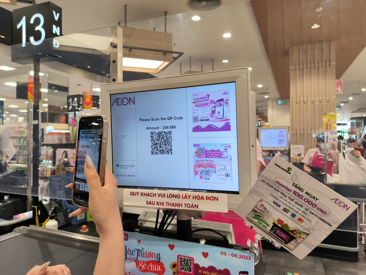 Mã QR đã trở nên quen thuộc với cuộc sống, sinh hoạt hàng ngày, giúp hạn chế dùng tiền mặt.