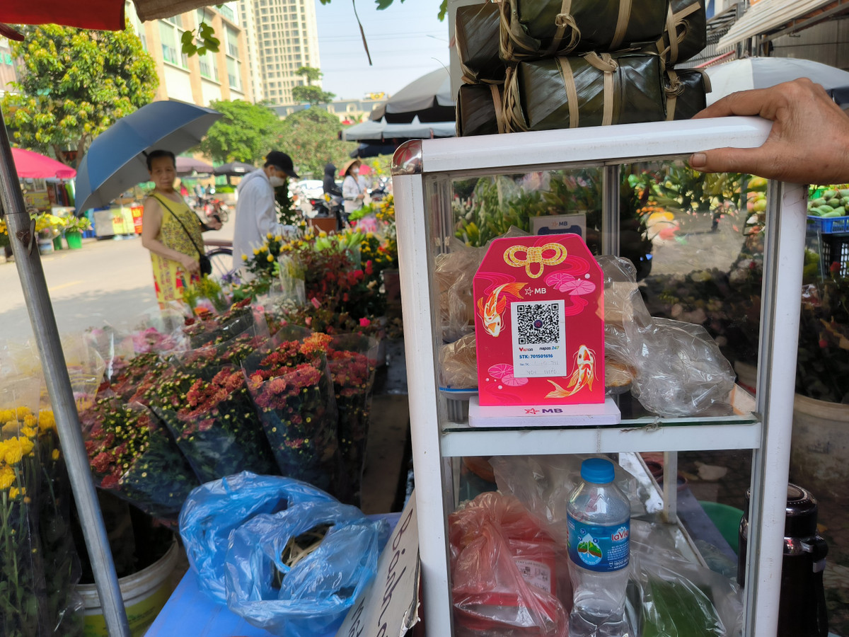 Tới các... quầy hàng nhỏ trong các chợ cóc.