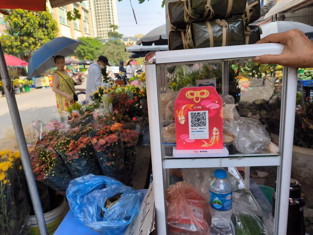 Tới các... quầy hàng nhỏ trong các chợ cóc.