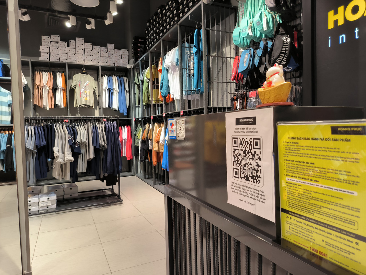 Những shop quần áo, thời trang cũng thường gắn sẵn mã QR để phục vụ khách hàng.