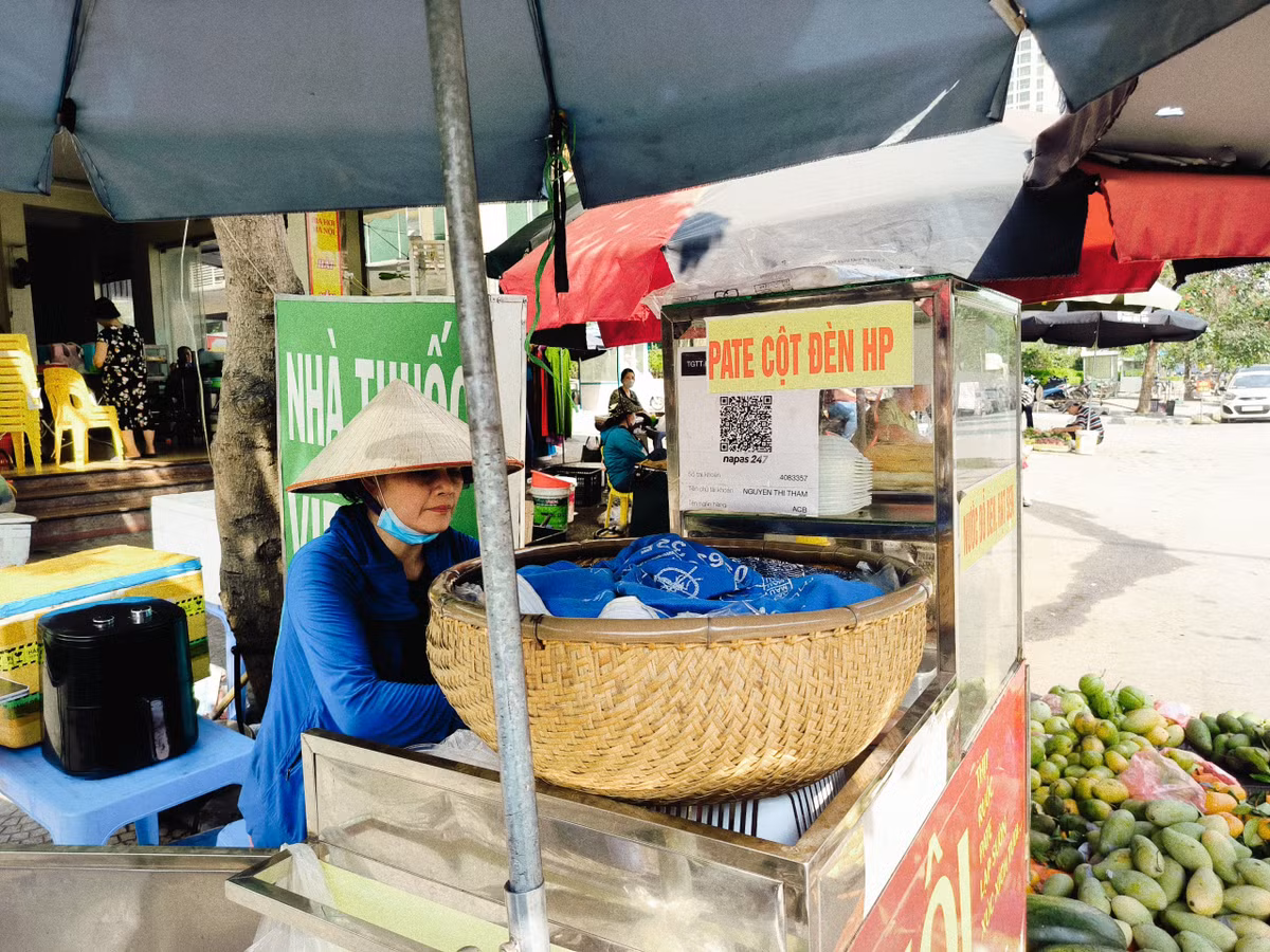 Mã QR đã phổ biến rộng rãi, từ những quầy bán đồ ăn sáng lưu động bên lề đường...