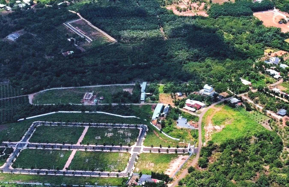 Sẵn 2 tỷ đồng, nên mua đất hay gửi tiết kiệm ngân hàng lúc này? San 2 ty dong, nen mua dat hay gui tiet kiem ngan hang luc nay?