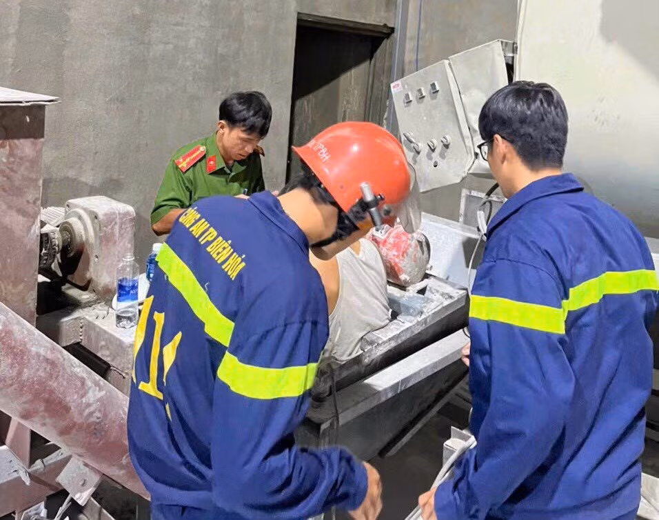 Giai cuu nam cong nhan bi ket trong may tron bot xi mang