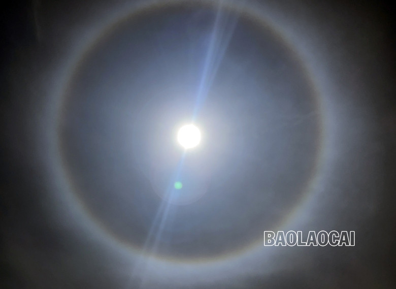 Hào quang mặt trời tuyệt đẹp xuất hiện giữa trưa tại thành phố Lào Cai - Hình 4 Hao quang mat troi tuyet dep xuat hien giua trua tai thanh pho Lao Cai-Hinh-4