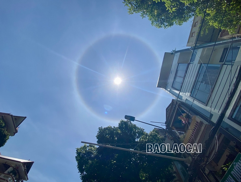 Hào quang mặt trời tuyệt đẹp xuất hiện giữa trưa tại thành phố Lào Cai - Hình 7 Hao quang mat troi tuyet dep xuat hien giua trua tai thanh pho Lao Cai-Hinh-7