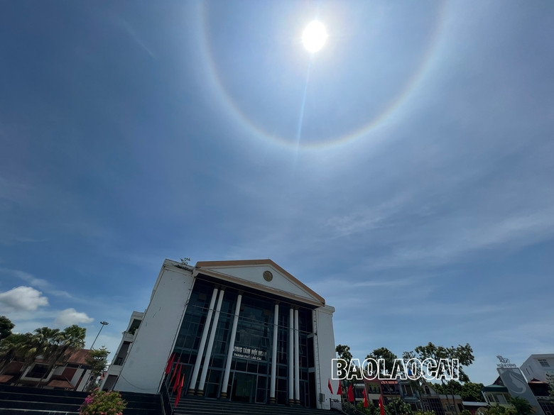 Hào quang mặt trời tuyệt đẹp xuất hiện giữa trưa tại thành phố Lào Cai - Hình 3 Hao quang mat troi tuyet dep xuat hien giua trua tai thanh pho Lao Cai-Hinh-3