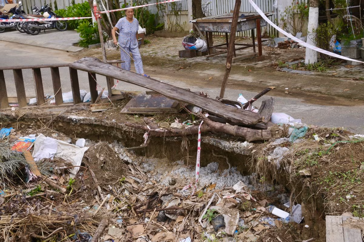 Điểm sạt lở chỉ giăng dây sơ sài, không có biển báo hiệu để cảnh báo người dân.