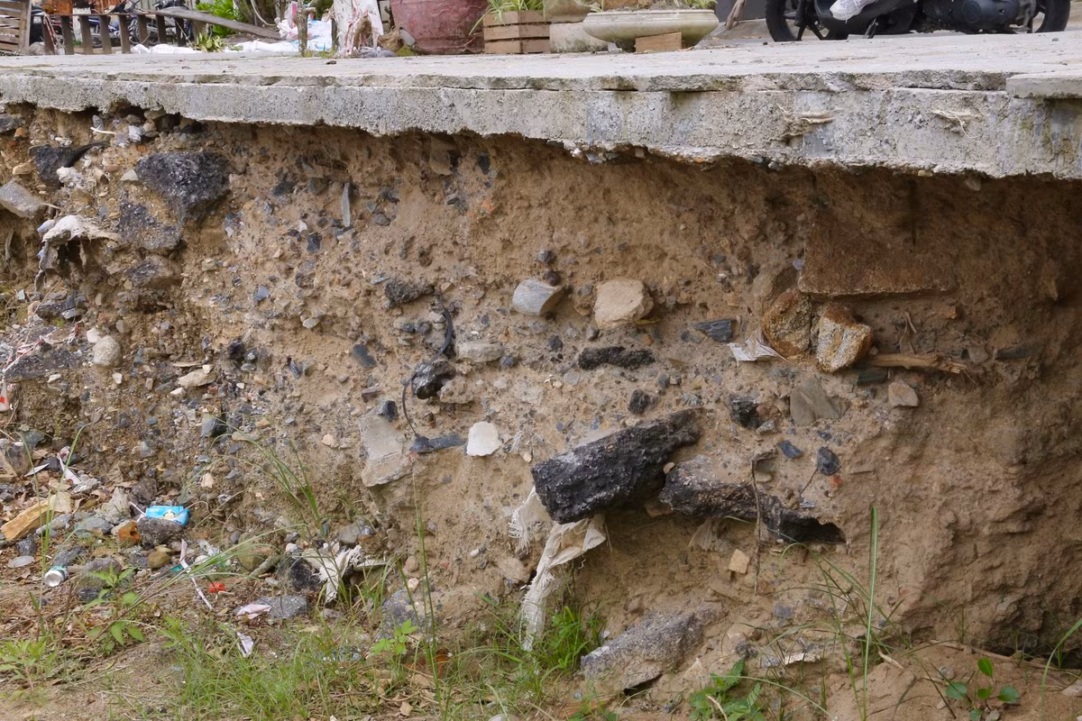 Vị trí sạt lở ngày càng ăn sâu vào tuyến đường dân sinh.