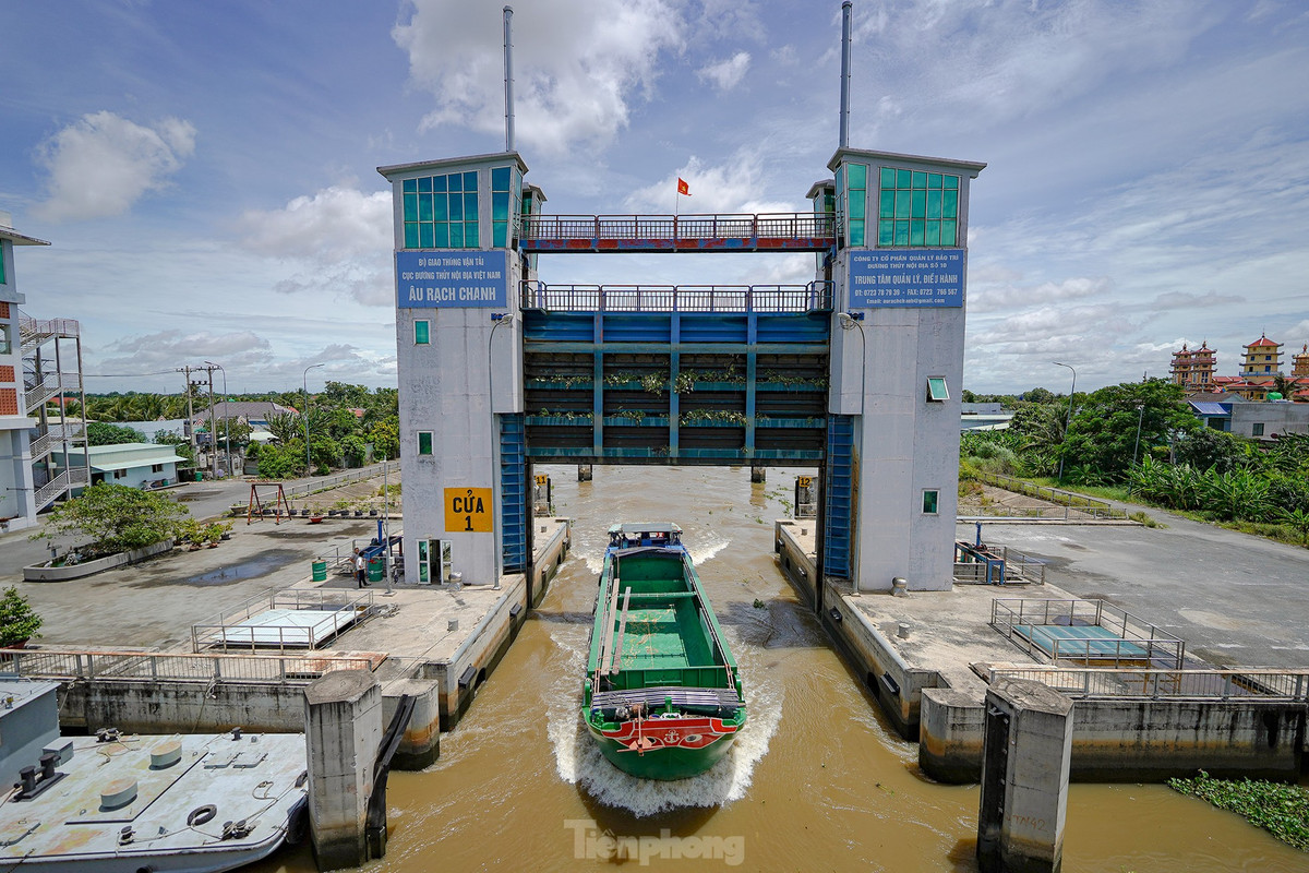 Âu tàu Rạch Chanh được đưa vào khai thác từ cuối năm 2016, giúp giao thông đường thủy từ TPHCM đi các tỉnh miền Tây và ngược lại thuận lợi, tiết kiệm thời gian từ 6 - 8 giờ. 