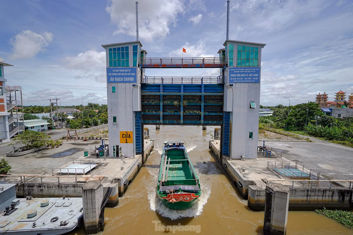 Âu tàu Rạch Chanh được đưa vào khai thác từ cuối năm 2016, giúp giao thông đường thủy từ TPHCM đi các tỉnh miền Tây và ngược lại thuận lợi, tiết kiệm thời gian từ 6 - 8 giờ. 