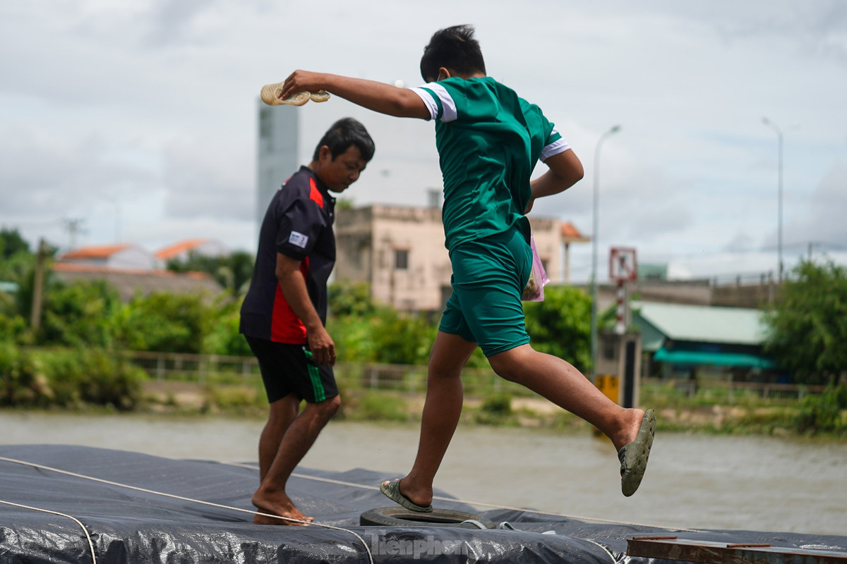 Gia đình anh Thưng thường xuyên tranh thủ thời gian neo đậu để lên bờ mua thêm thực phẩm.