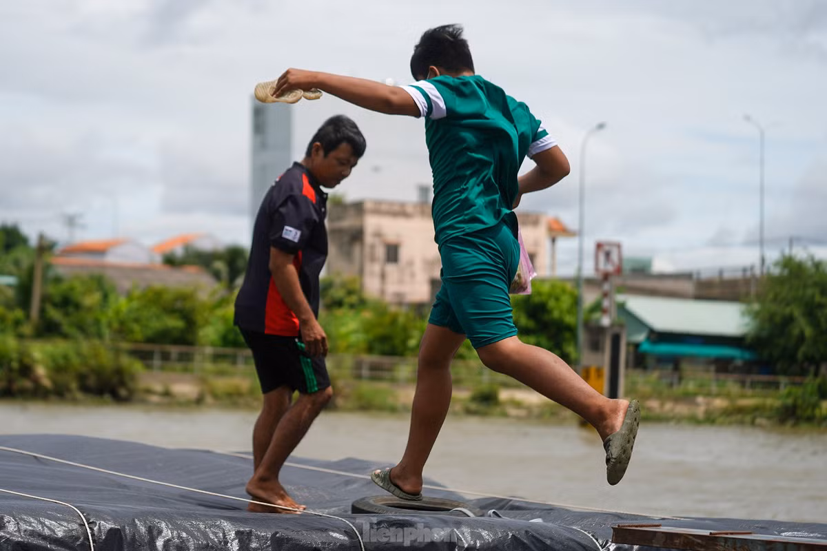 Gia đình anh Thưng thường xuyên tranh thủ thời gian neo đậu để lên bờ mua thêm thực phẩm.
