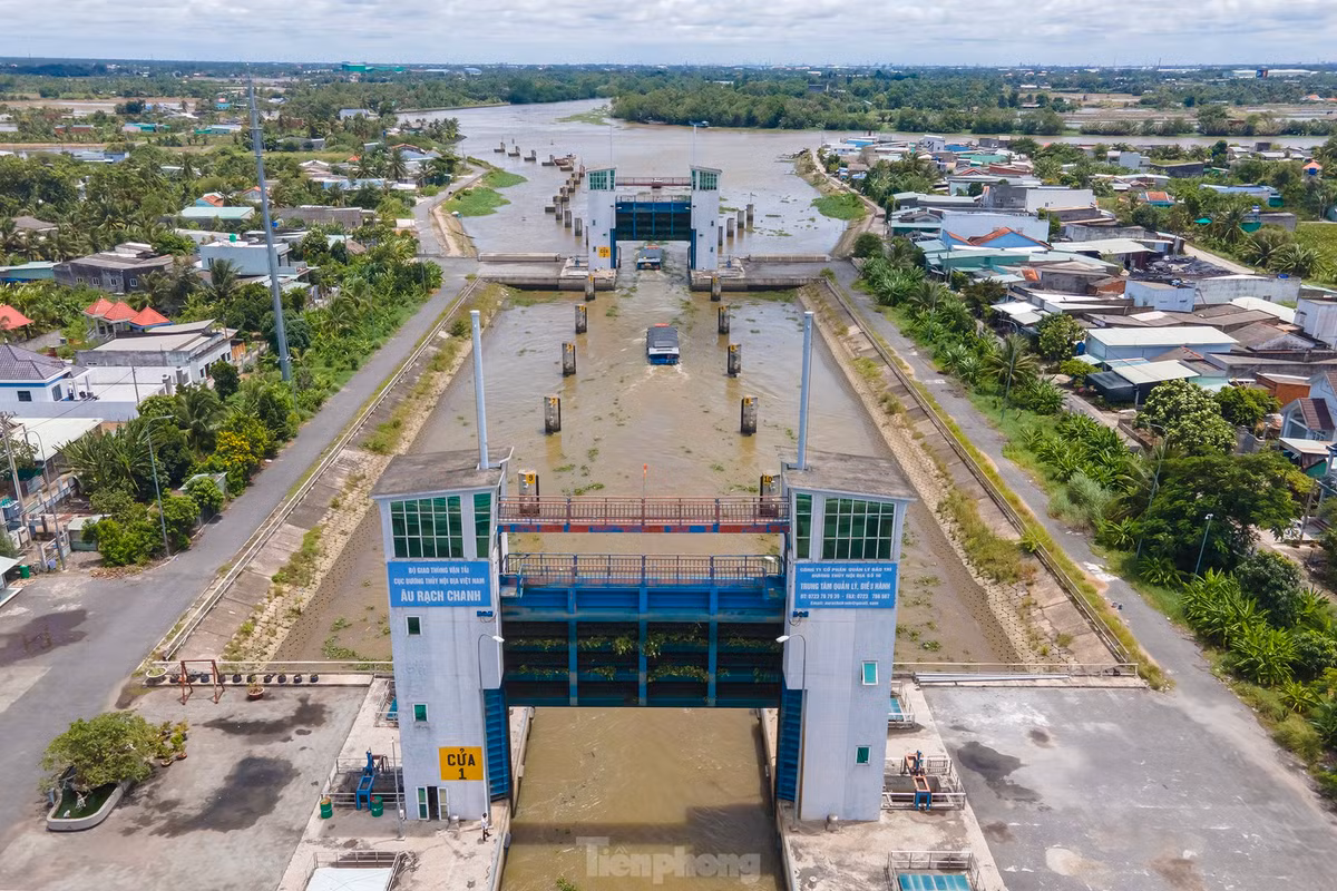 "Có một lợi ích rất lớn của âu tàu là sau khi đưa vào vận hành có thể đóng mở hai cửa để điều chỉnh độ mặn, tránh xâm nhập mặn", một nhân viên vận hành chia sẻ.