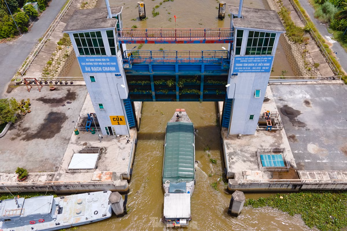 Tuyến số 2 từ vùng tứ giác Long Xuyên qua Đồng Tháp Mười theo kênh Nguyễn Văn Tiếp, đến Thủ Thừa, Rạch Chanh, sông Vàm Cỏ Tây đi TPHCM. Tuyến này có chiều dài hơn 253 km. Đây là tuyến đường thủy nhộn nhịp của vùng ĐBSCL. Các ghe tàu chở nông sản, lúa gạo lên TPHCM và chở vật liệu xây dựng ngược lại. 