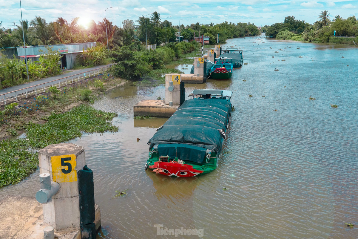 Có nhiều khung giờ cố định trong ngày để âu tàu mở cống. Bên cạnh đó, việc mở cống còn tuỳ thuộc vào mật độ tàu thuyền neo chờ. Có thời điểm, hàng chục tàu gỗ, tàu sắt… loại từ 10 - 100 tấn cùng neo đậu chờ mở cửa âu tàu để đi các tỉnh miền Tây. 
