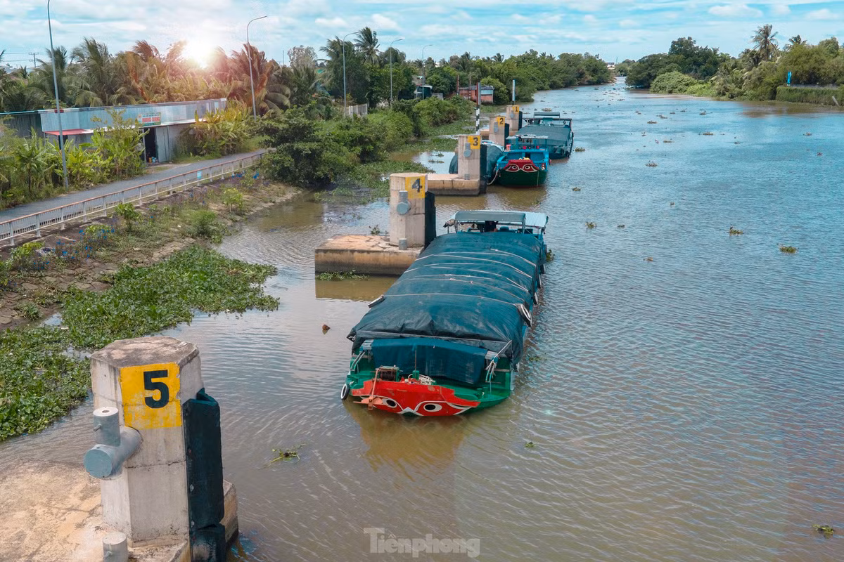 Có nhiều khung giờ cố định trong ngày để âu tàu mở cống. Bên cạnh đó, việc mở cống còn tuỳ thuộc vào mật độ tàu thuyền neo chờ. Có thời điểm, hàng chục tàu gỗ, tàu sắt… loại từ 10 - 100 tấn cùng neo đậu chờ mở cửa âu tàu để đi các tỉnh miền Tây. 