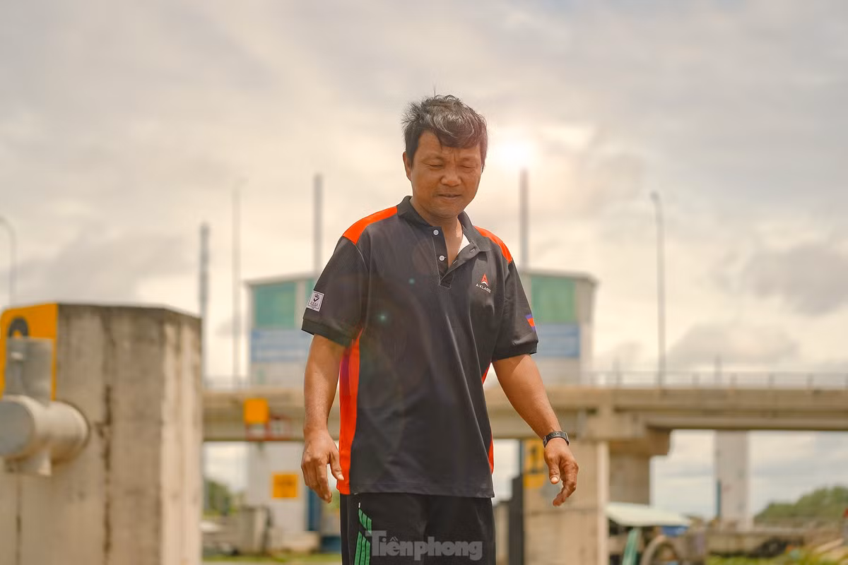 "Từ khi có âu tàu, việc di chuyển qua đây thuận tiện hơn. Con nước rất quan trọng với người đi sông nước, nước xuôi dòng chảy mạnh thì mất lái, nước ngược dòng thì máy yếu không chạy nổi. Trước khi có âu tàu, cống Rạch Chanh bề ngang nhỏ, ghe tàu lớn không qua được. Nếu đi đường vòng thì phải chạy lên Thạnh Hoá, thêm khoảng 50 km nữa. Nếu đi ngược nước mà có tải thì mất khoảng 12 lít dầu/giờ, mất gần cả ngày, cỡ 8 tiếng mới được 50 km", anh Phạm Văn Thưng, ngụ tại chợ Tiên Nhơn (huyện Thạnh Hoá, Long An) cho biết. 