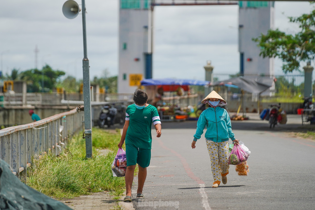 "Có cái chợ kế bên âu tàu cũng tiện, neo lại thì tôi tranh thủ lên mua ít thực phẩm cho chuyến hành trình. Tôi đi mua chứ tai luôn để ý thông báo phát loa mở cống, mua nhanh lẹ để quay lại tàu vì mấy anh gác âu thấy tàu neo đông là sẽ mở", vợ anh Thưng vừa lên bờ mua ít thực phẩm chia sẻ. 