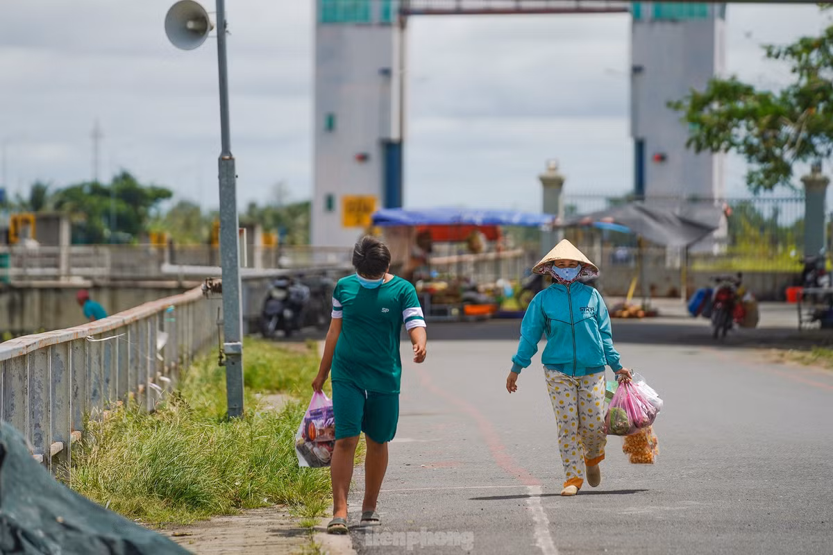 "Có cái chợ kế bên âu tàu cũng tiện, neo lại thì tôi tranh thủ lên mua ít thực phẩm cho chuyến hành trình. Tôi đi mua chứ tai luôn để ý thông báo phát loa mở cống, mua nhanh lẹ để quay lại tàu vì mấy anh gác âu thấy tàu neo đông là sẽ mở", vợ anh Thưng vừa lên bờ mua ít thực phẩm chia sẻ. 