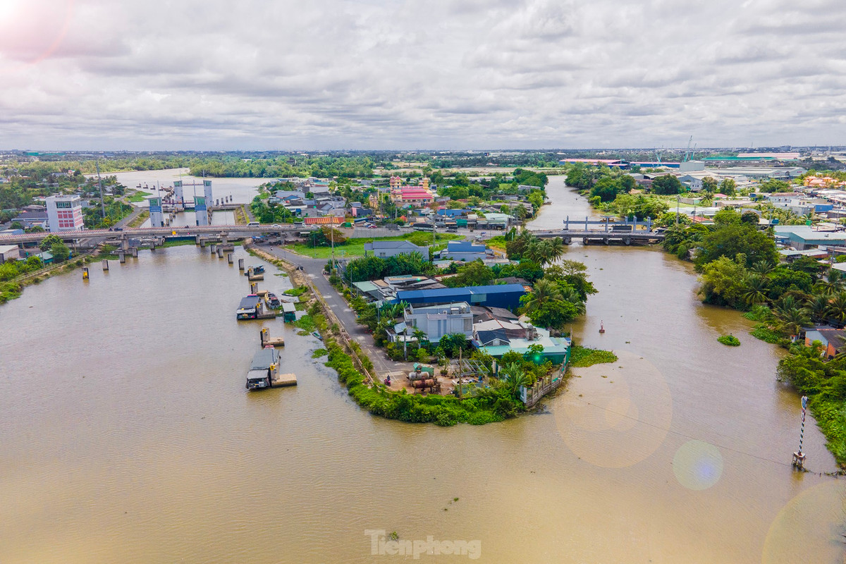 Bên phải là cống Rạch Chanh, bên trái là âu tàu Rạch Chanh được đưa vào vận hành gần 10 năm qua.