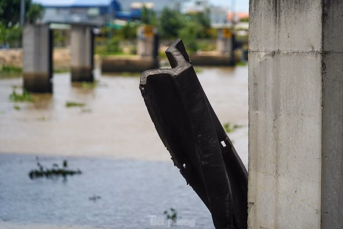 Nhiều phương tiện vội vàng di chuyển khi mực nước chưa cân bằng đã gây ra những vụ va chạm. 