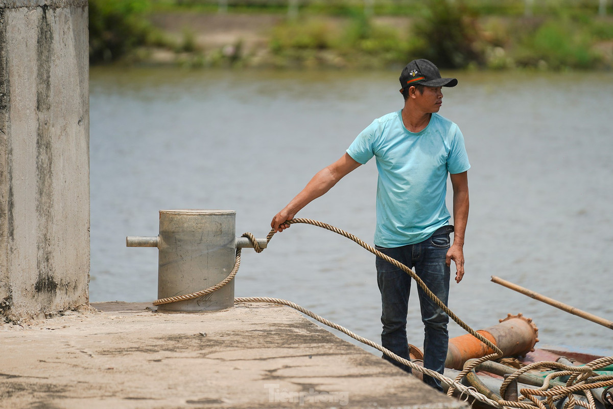 Đang neo đậu trong âu, anh Thắng (huyện Tân Phước, tỉnh Tiền Giang), lái phà máy bơm kể rằng từ khi âu tàu Rạch Chanh đi vào hoạt động, việc lưu thông của các phương tiện thuận lợi hơn rất nhiều. 