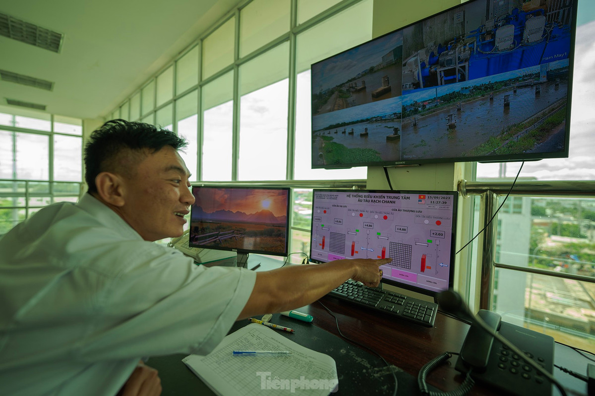 Anh Hoàng (phụ trách phòng máy điều khiển hệ thống của cống âu tàu Rạch Chanh) đang vận hành mở cửa âu cho tàu ghe chạy qua. Theo ban điều hành, âu tàu có 27 nhân sự chia làm ba ca, hoạt động 24/24. 