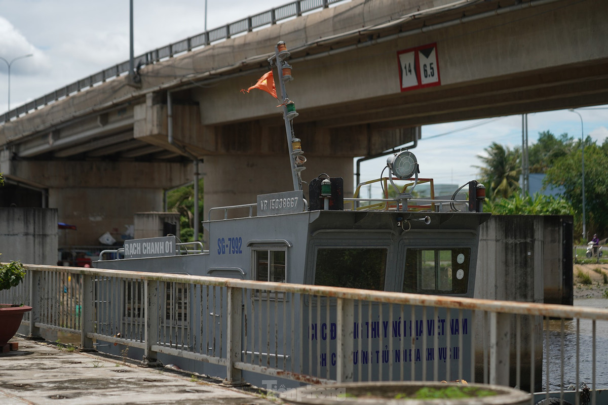 Tàu cứu hộ sẽ làm việc khi có tàu gặp sự cố và kẹt trong âu tàu. 