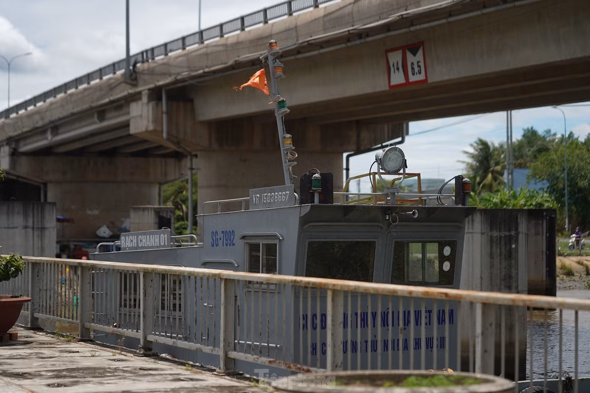 Tàu cứu hộ sẽ làm việc khi có tàu gặp sự cố và kẹt trong âu tàu. 