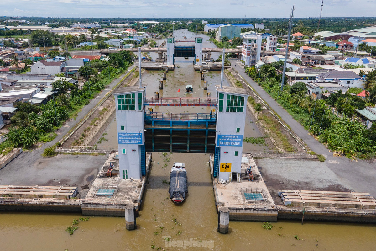 Âu tàu Rạch Chanh vừa được đầu tư nâng cấp với quy mô hiện đại, buồng âu dài 140 m, rộng 19,5 m. Cầu vượt âu Rạch Chanh được xây dựng bằng bê tông cốt thép bề rộng 11,5 m, khoang thông thuyền 6,5 x 30 m. 