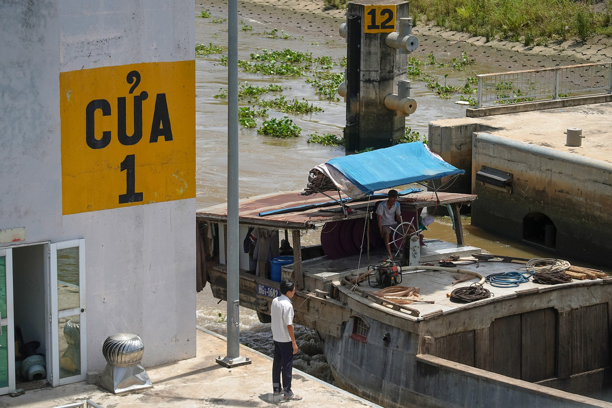 Khi mực nước cân bằng, các ghe tàu từ hướng miền Tây di chuyển vào khu vực neo đậu để chuẩn bị ra cửa số 2 đi TPHCM. Quy trình này sau đó được lặp lại để các ghe tàu từ hướng TPHCM đi các tỉnh miền Tây ra cửa số 1. 