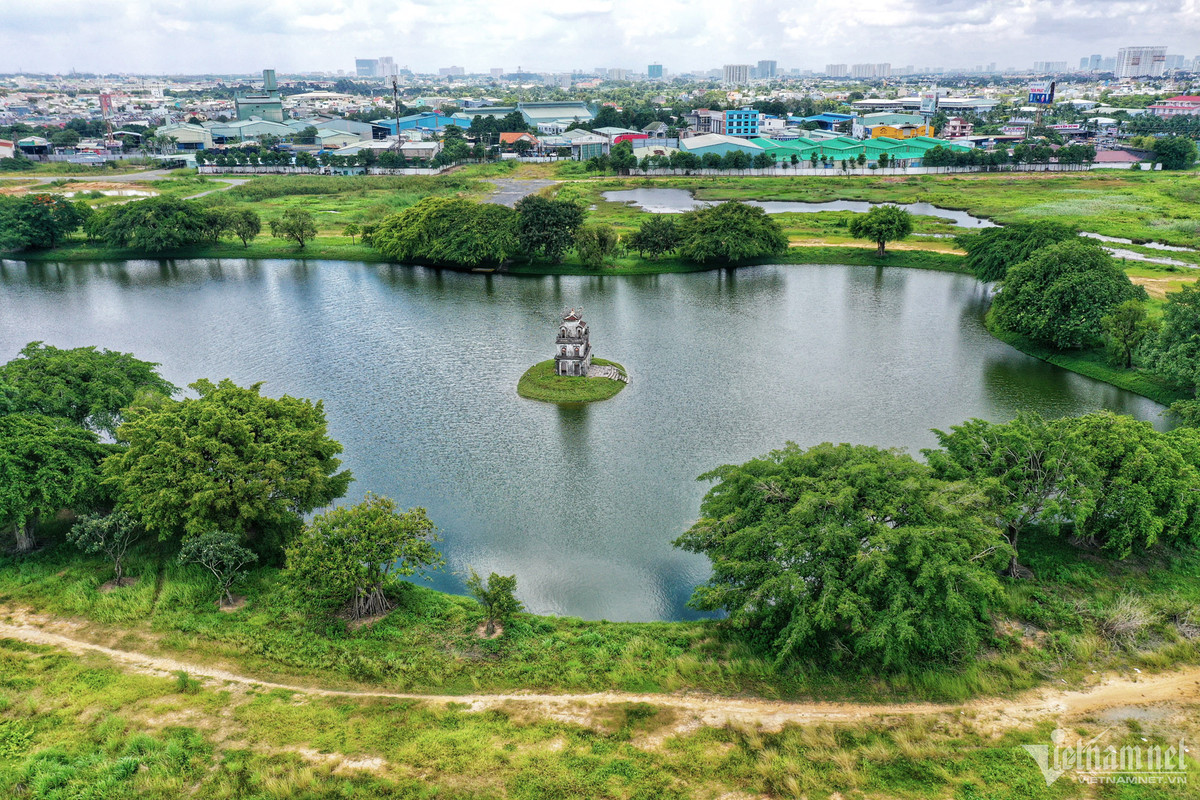 Phiên bản hồ Gươm này có diện tích 5 ha với ngọn tháp giữa lòng hồ, có nhiều điểm tương đồng với Tháp Rùa thật như phần mái cong, nước sơn màu cổ kính...