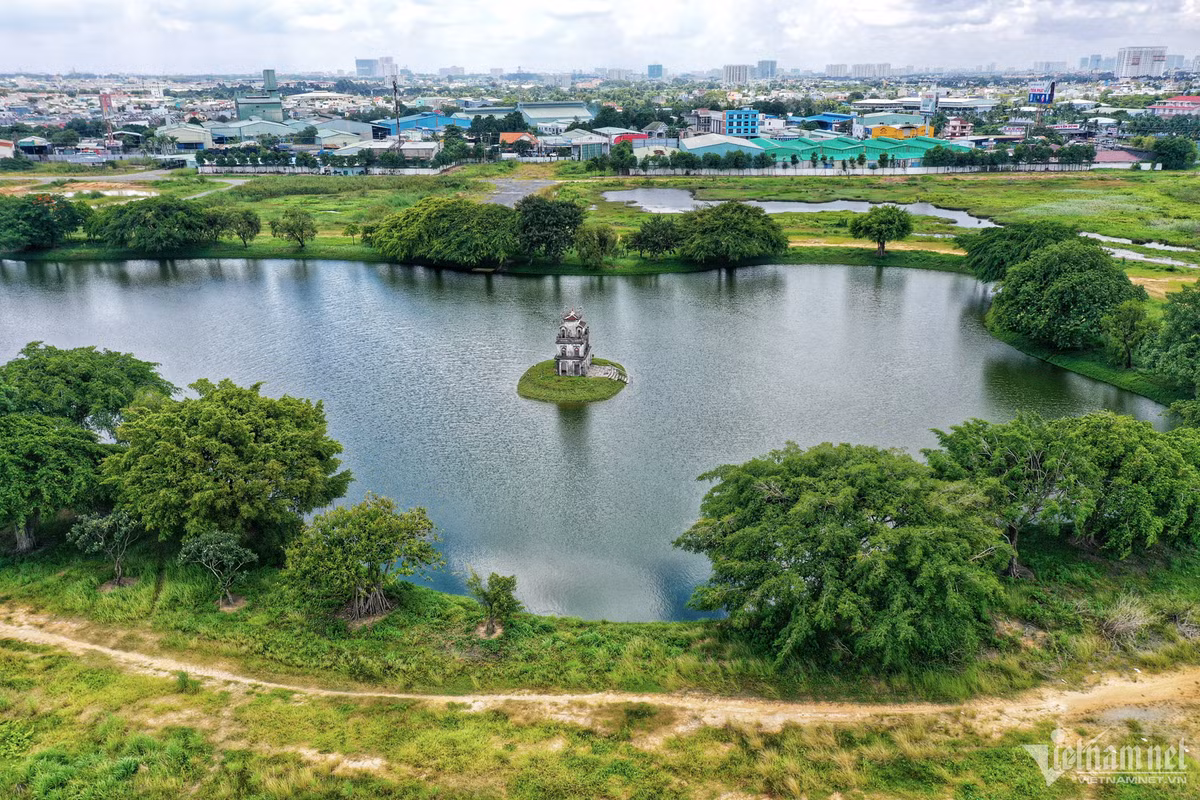 Phiên bản hồ Gươm này có diện tích 5 ha với ngọn tháp giữa lòng hồ, có nhiều điểm tương đồng với Tháp Rùa thật như phần mái cong, nước sơn màu cổ kính...