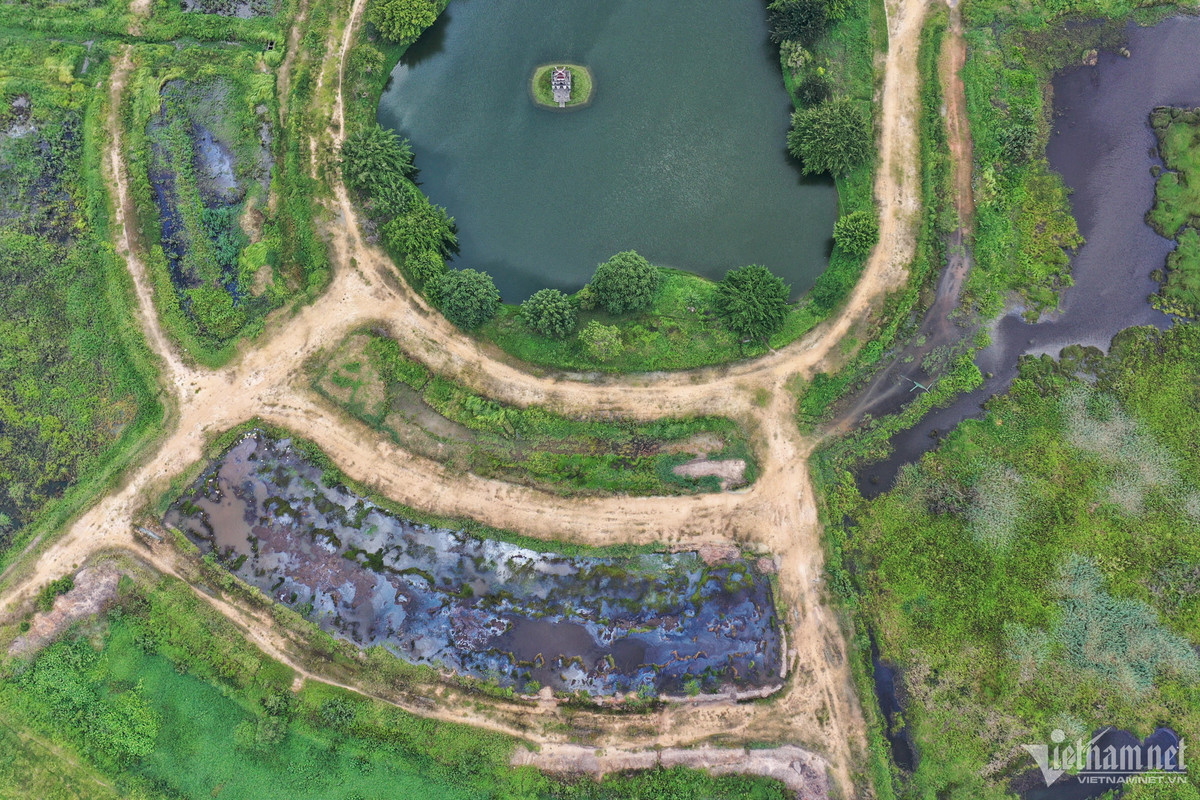 Tuy nhiên sau hơn 20 năm, dự án sở hữu vị trí vàng này vẫn đang bị “đắp chiếu”, cỏ mọc đầy. Biệt thự không thấy đâu, chỉ để lại một công trình giống hồ Gươm ở Hà Nội khá cô quạnh.