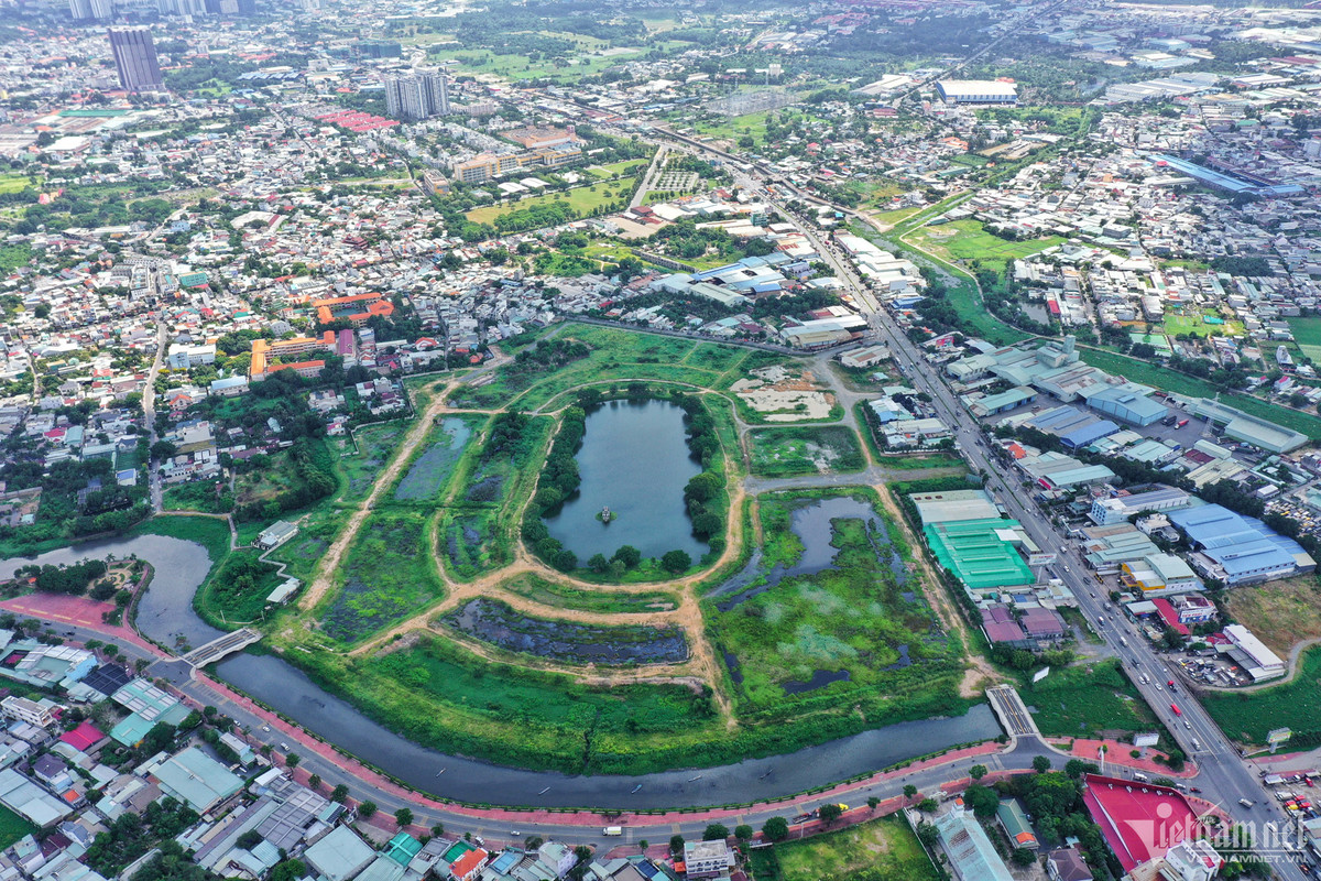 Dự án giáp mặt tiền quốc lộ 13 (hay còn gọi là đại lộ Bình Dương), được xem là một trong những vị trí vàng, là tuyến huyết mạch giao thông kết nối Bình Dương, TP.HCM với các tỉnh Đông Nam Bộ và Tây Nguyên. Năm 2002, dự án được UBND tỉnh Bình Dương chấp thuận chủ trương trên khu đất hơn 25 ha gồm nhiều hạng mục như nhà phố, biệt thự view hồ, khu căn hộ chung cư cao cấp...