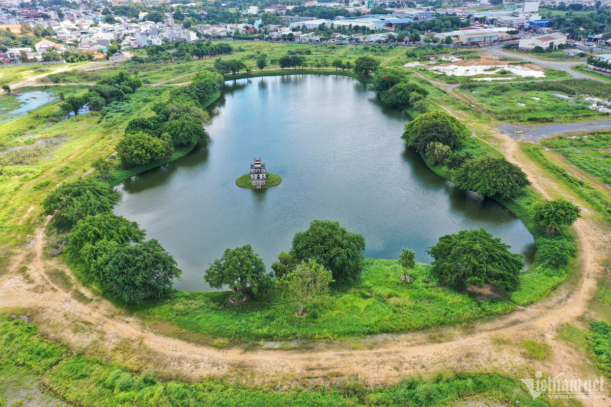 Được đặt tên "Hồ Gươm Xanh", đây là công trình duy nhất được hoàn thiện của dự án khu dân cư nhà vườn, biệt thự Vườn Cau tại thành phố Thuận An.