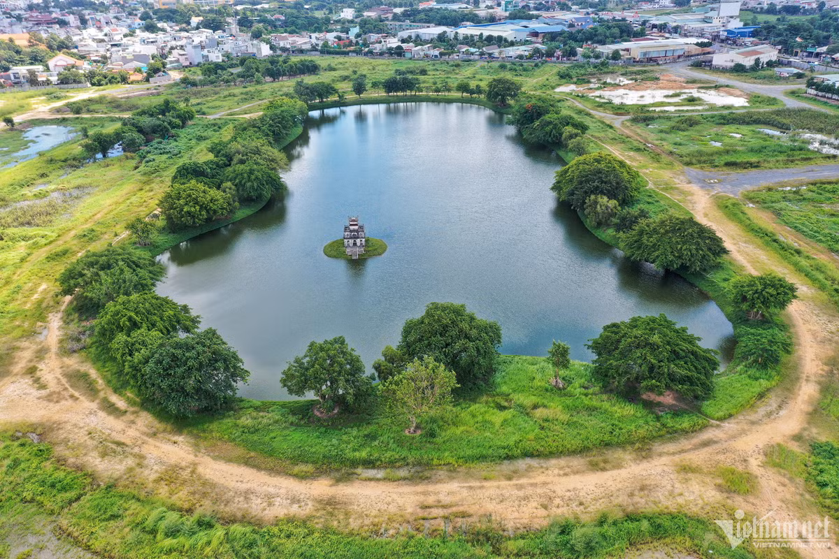 Được đặt tên "Hồ Gươm Xanh", đây là công trình duy nhất được hoàn thiện của dự án khu dân cư nhà vườn, biệt thự Vườn Cau tại thành phố Thuận An.