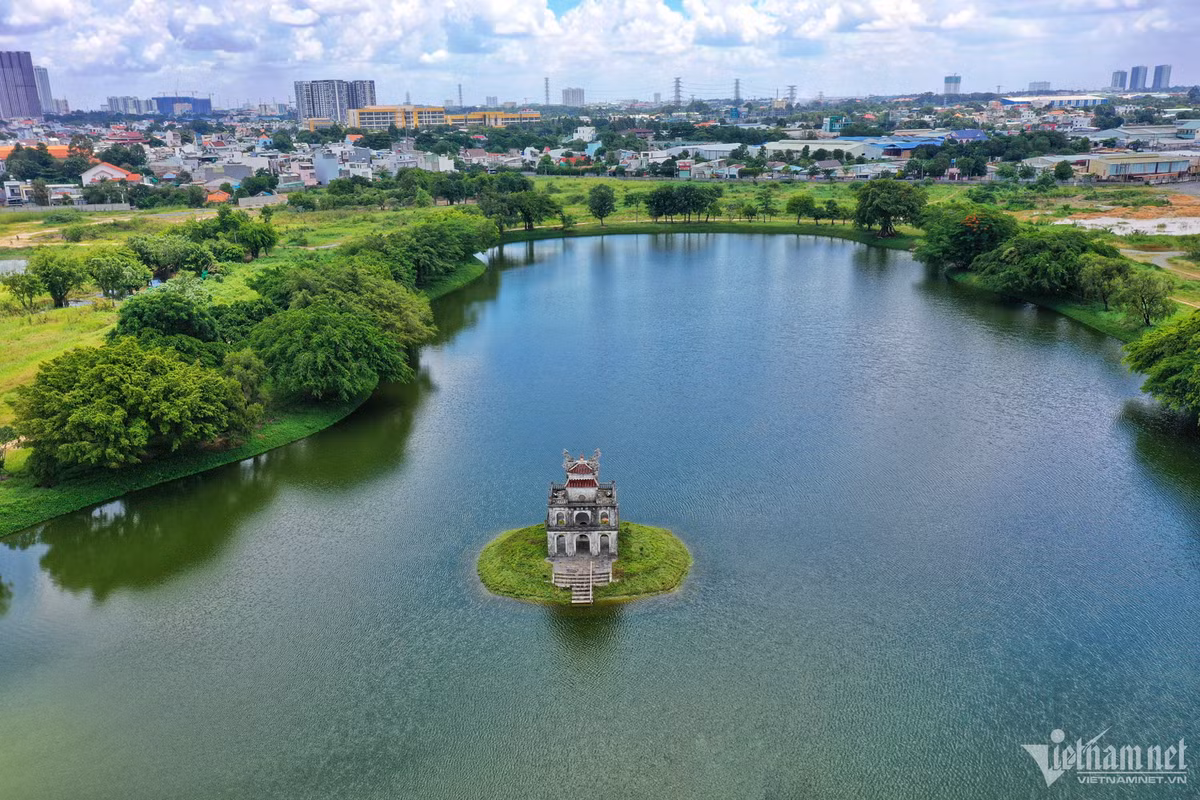 Công trình giống hồ Gươm Hà Nội nằm trong dự án khu biệt thự rộng hơn 25 ha bị bỏ không nhiều năm nay tại thành phố Thuận An (Bình Dương).