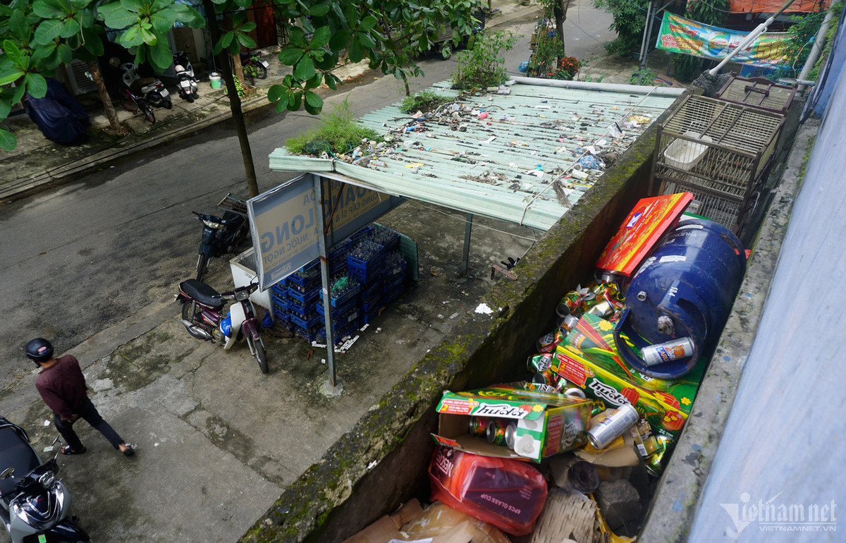 Trong khi đó, ông Lê Trung Chinh - Chủ tịch UBND TP. Đà Nẵng - cho biết, thành phố đã chỉ đạo lên kế hoạch để di dời dân và tháo dỡ các chung cư xuống cấp này.