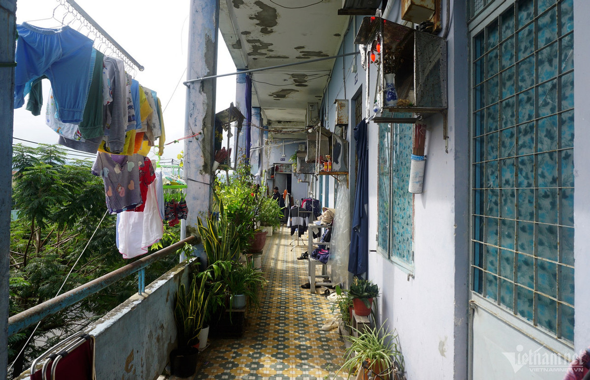 Hành lang nhỏ thành nơi tập kết đồ đạc và phơi áo quần. Trần nhà đã bong tróc, trong đó ở nhiều vị trí mảng hồ rớt xuống.