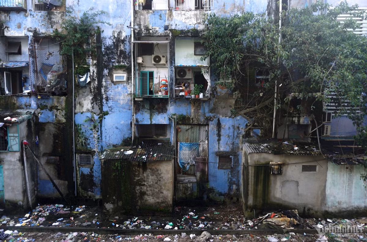 Khu chung cư này nằm gần biển Nguyễn Tất Thành, giữa trục đường lớn Kinh Dương Vương và Dũng Sĩ Thanh Khê của quận Liên Chiểu. Sau hơn 20 năm sử dụng, nơi đây đang xuống cấp nghiêm trọng.