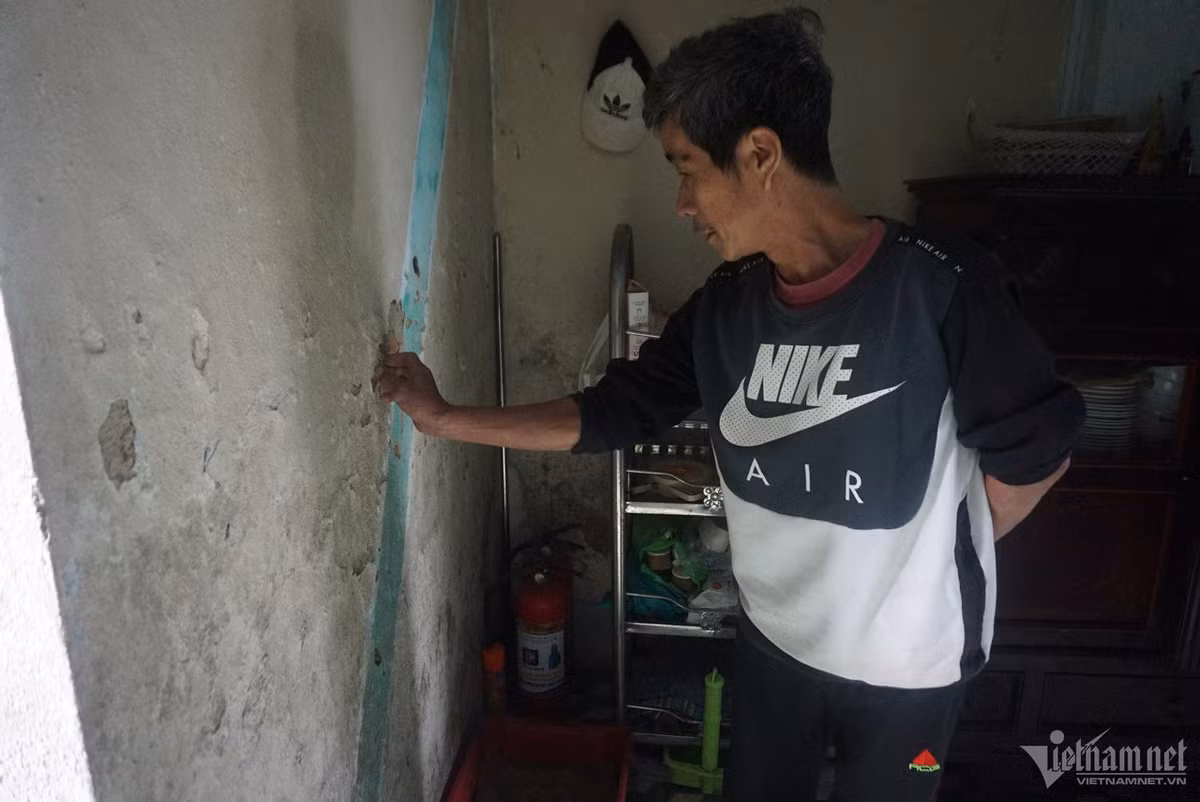Tường nhà cũng bong tróc, có thể dùng tay gỡ. Ông Trần Sơn (60 tuổi) cho biết, các hộ dân sống trong cảnh lo lắng khi chung cư xuống cấp nghiêm trọng.