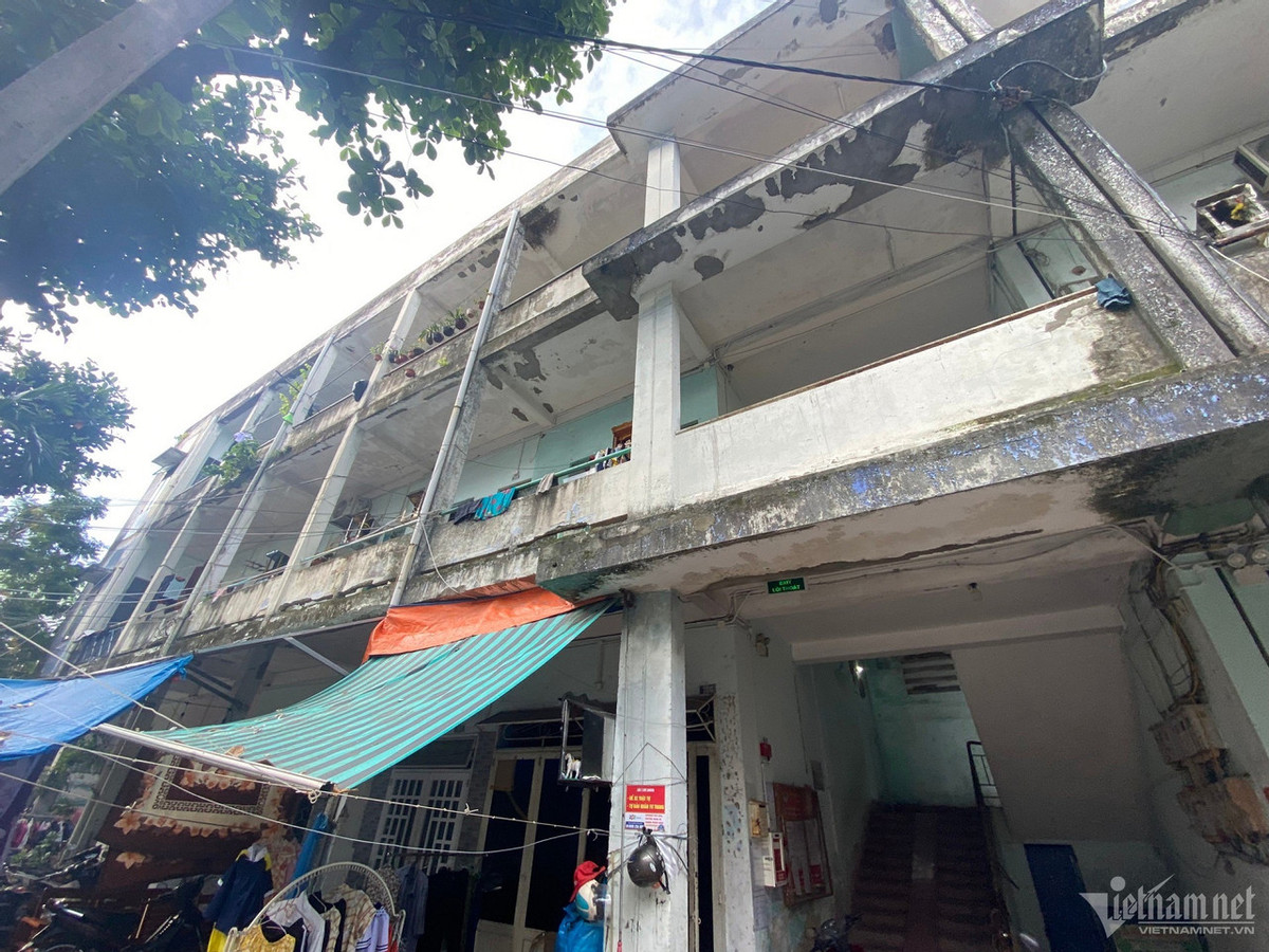 Cùng với chung cư Hòa Minh, khu chung cư Thuận Phước (quận Hải Châu) cũng đang xuống cấp nghiêm trọng. Tại hai chung cư này hiện có hơn 2.000 người sinh sống.