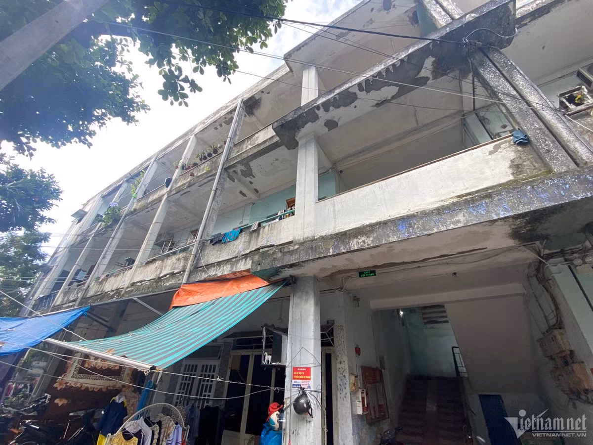 Cùng với chung cư Hòa Minh, khu chung cư Thuận Phước (quận Hải Châu) cũng đang xuống cấp nghiêm trọng. Tại hai chung cư này hiện có hơn 2.000 người sinh sống.