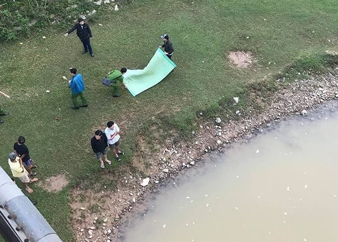 Cu ba di tu Vinh Long len cau Can Tho tu tu: Xot xa nhin...-Hinh-2