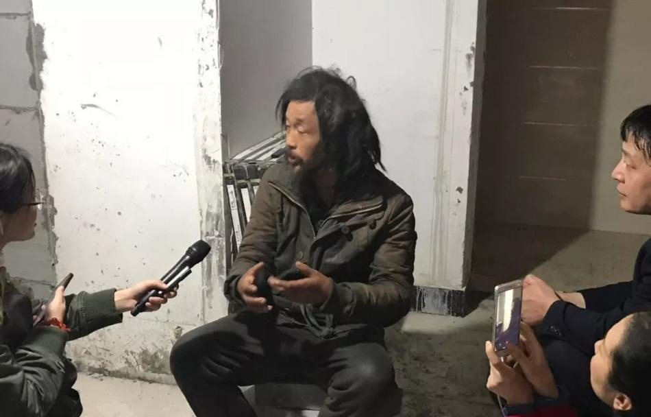 Được biết, từ nhỏ Trầm Nguy đã yêu thích đọc sách, tuy nhiên nhà nghèo, không có điều kiện mua nhiều sách. Vì vậy, ông thường nhặt nhanh đồ bỏ đi bán ve chai kiếm tiền mua sách.